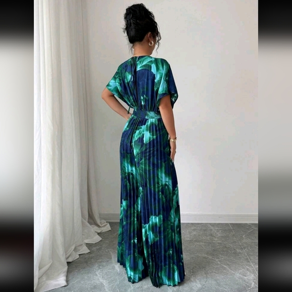 Elegant Green Pleated Jumpsuit - Picture 2 of 5